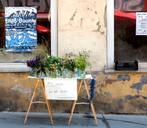 Ich machte Komplimente und bot Blumen für sich selbst an. Außerdem fand eine Ideenbörse statt, hier konnten Zeichnungen meiner nicht realisierten Ideen vom vergangenen Jahr eingetauscht werden – gegen Ideen oder Dienstleistungen.