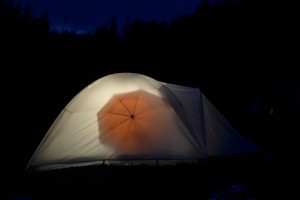 Schattenspiel im Zelt